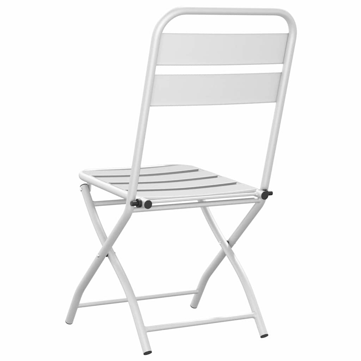 Weißer Klappstuhl. Der Stuhl hat eine Sitzfläche und Rückenlehne aus Latten, mit einem gebogenen oberen Bügel und gekreuzten Beinen.