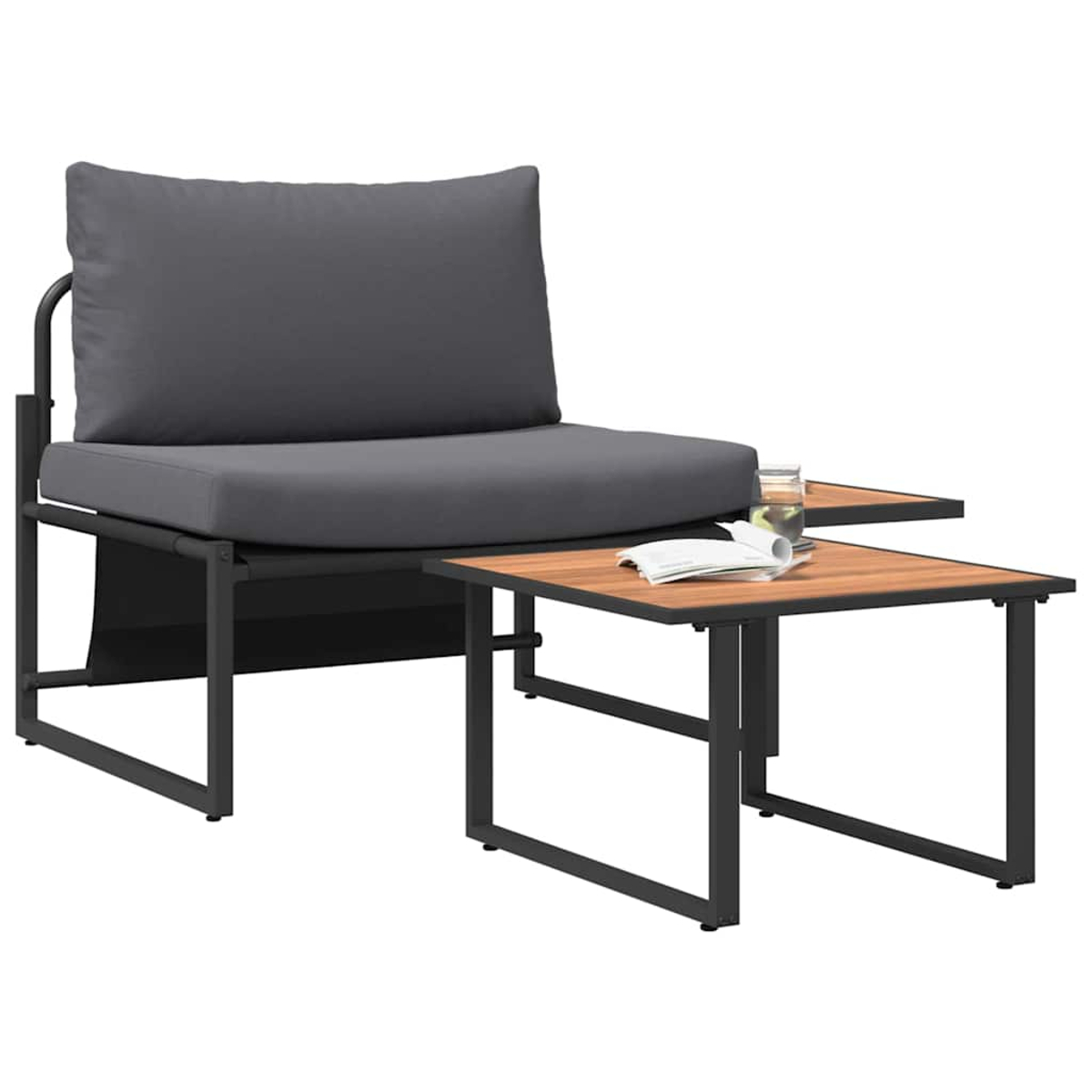 Juego de muebles de exterior con una silla de cojín gris y dos mesas de madera. Un vaso de agua y un libro están en la mesa.