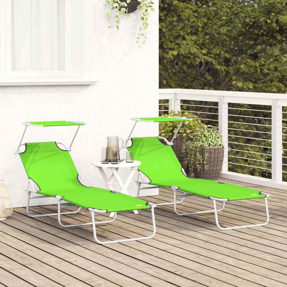 Zwei grüne Liegestühle mit Sonnenschirmen auf einer Holzterrasse, ein kleiner Tisch und Pflanzen im Hintergrund.