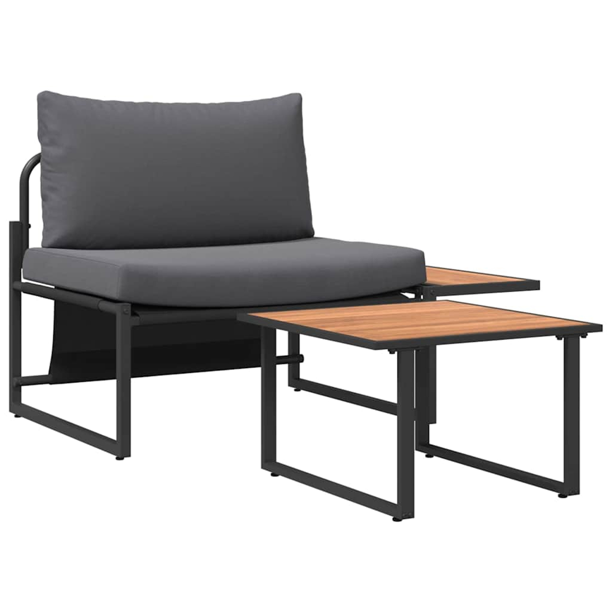 Una moderna silla de exterior con un cojín gris, una pequeña mesa auxiliar de madera y una pequeña mesa a juego delante, todo sobre un fondo blanco.