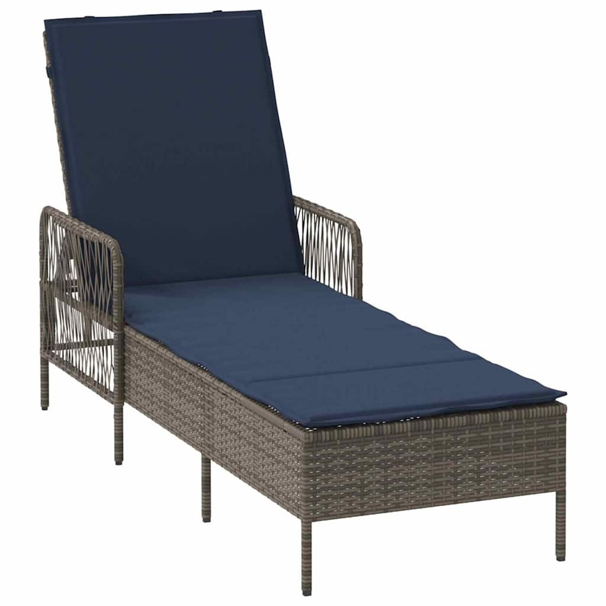 Eine Outdoor-Liege aus Weide mit einem marineblauen Kissen. Die Rückenlehne ist aufrecht und der Stuhl steht auf weißem Hintergrund.