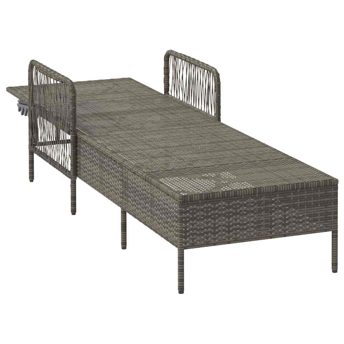 Eine graue Outdoor-Chaiselongue aus Korbgeflecht mit Armlehnen. Sie hat eine lange rechteckige Form und steht auf kurzen Beinen.