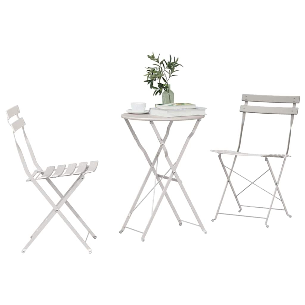 Weißes Bistro-Set aus Metall: Tisch mit Pflanze, Büchern und Tasse sowie zwei Stühle. Alles vor weißem Hintergrund.