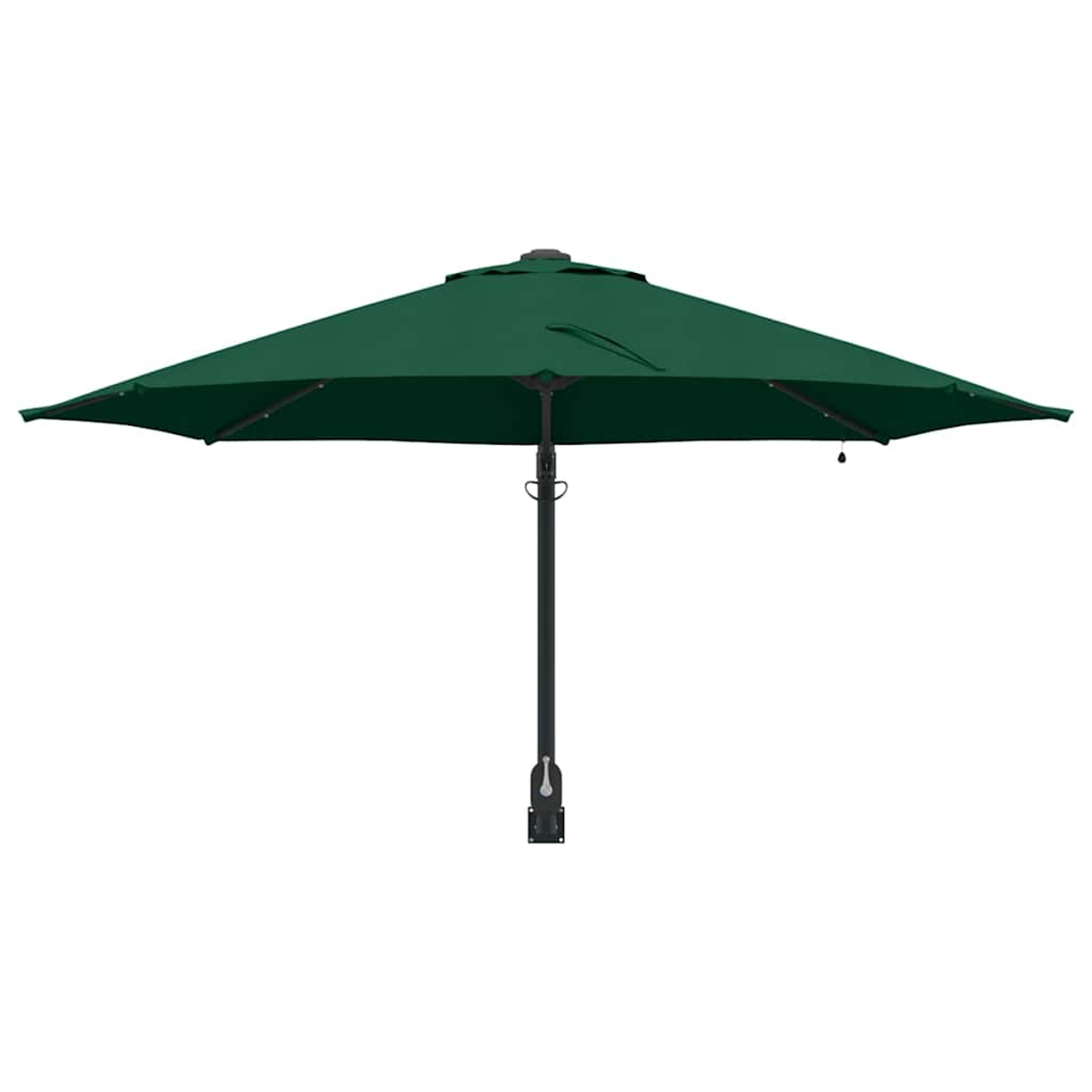 Un ombrellone verde all'aperto su sfondo bianco. L'ombrellone è aperto, mostrando una tenda verde scuro e un palo nero.