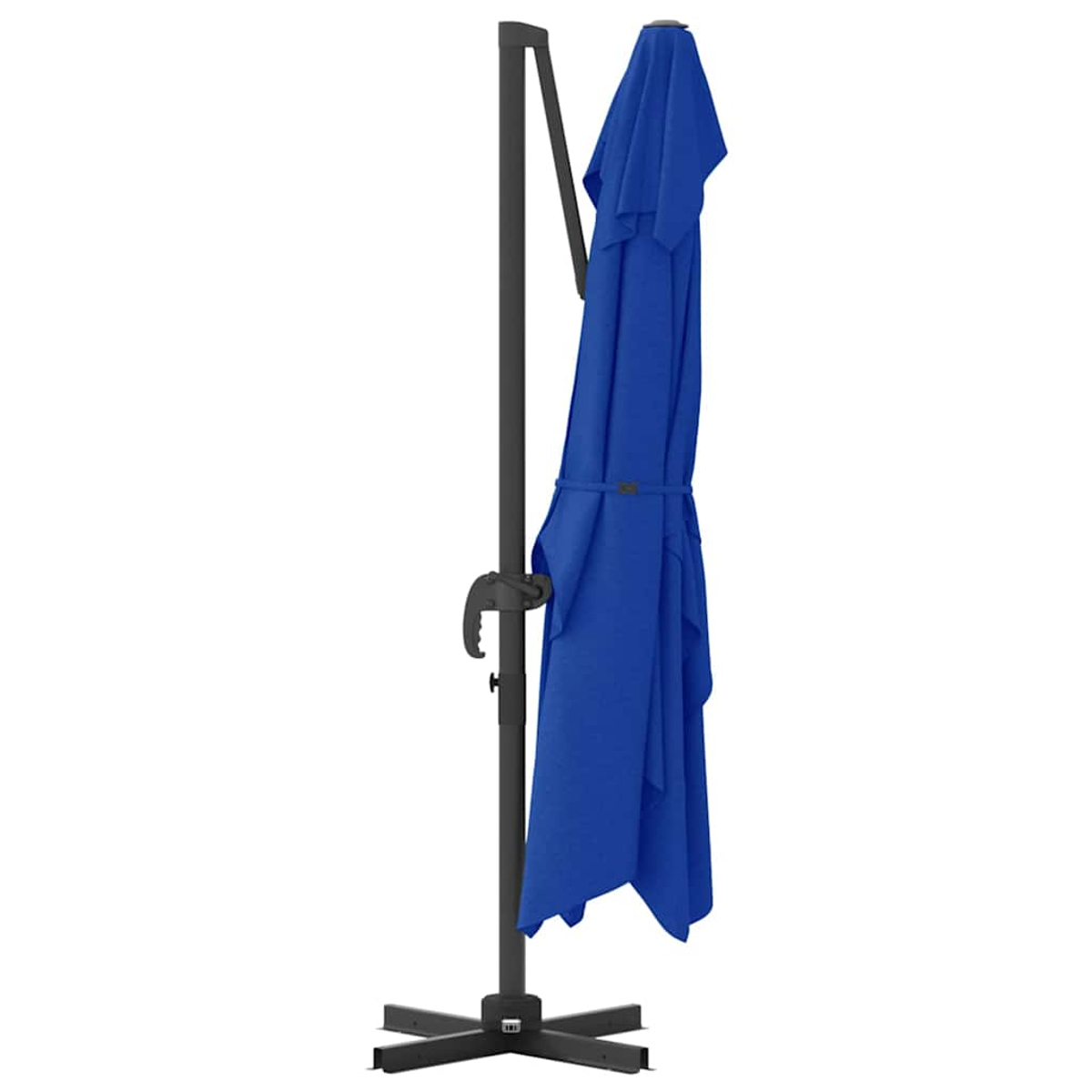 Un ombrellone blu, chiuso, attaccato a un palo e una base neri. Lo sfondo è bianco.