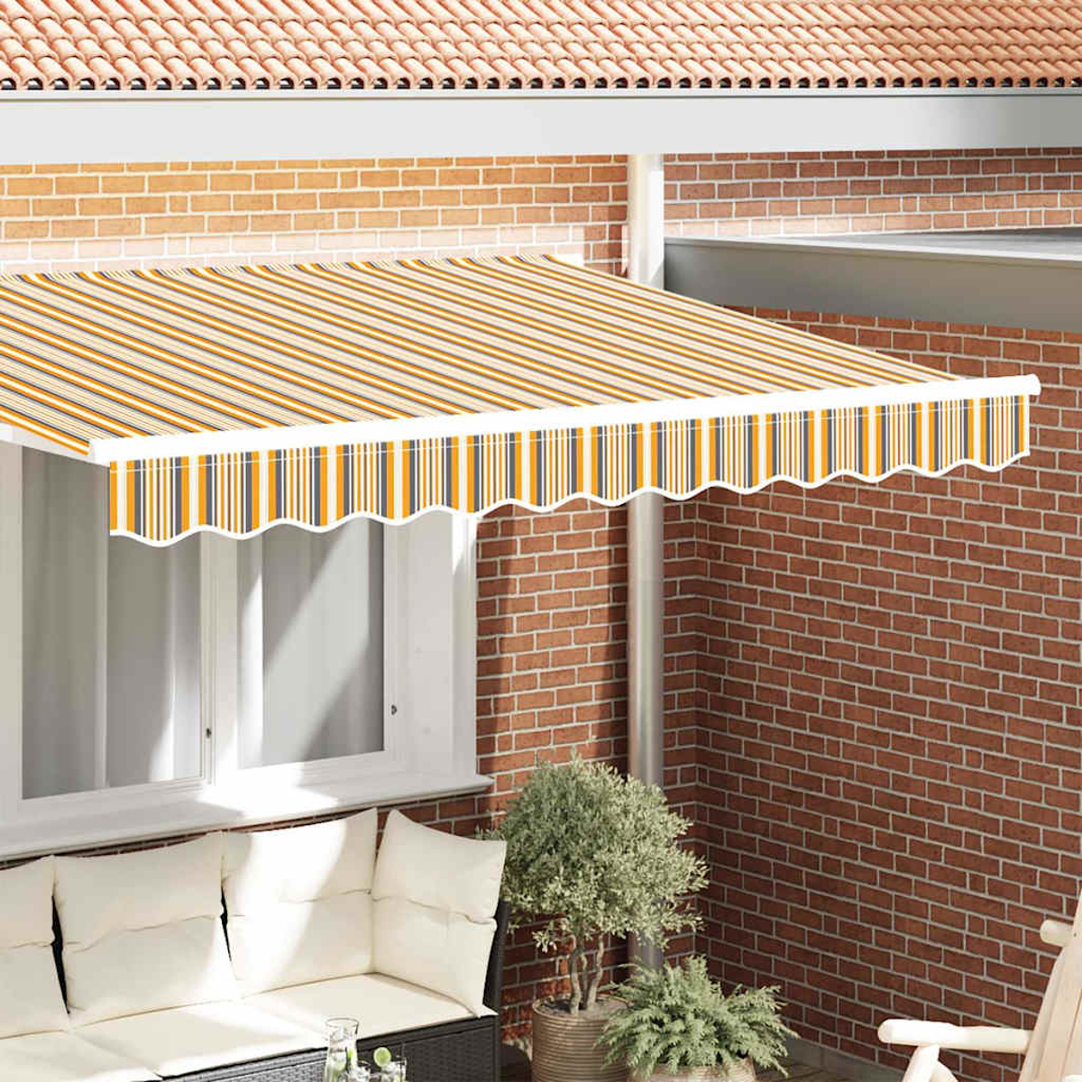 Ein gestreifter Sonnenschirm, gelb und grau, bedeckt eine Terrasse. Darunter ein weiß gerahmtes Fenster, ein Sofa und eine Topfpflanze.