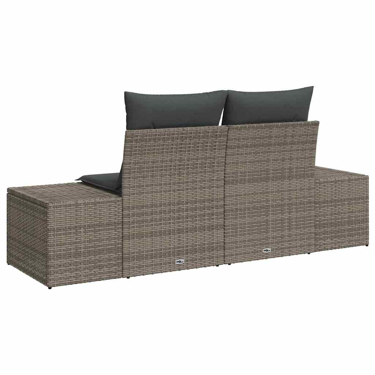 Geflochtenes Outdoor-Sofa mit grauen Kissen. Das Sofa hat ein gewebtes Design mit Rückenlehne. Zwei dunkelgraue Kissen sind sichtbar.