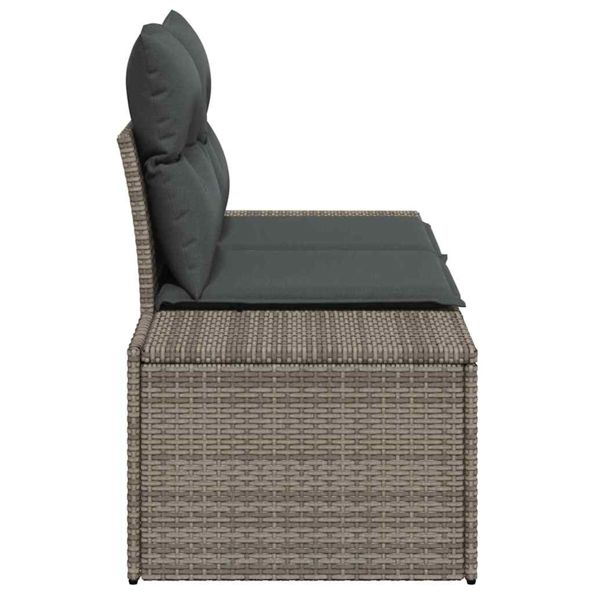 Seitenansicht eines grauen Korbmöbels mit dunkelgrauen Kissen. Das Sofa hat eine quadratische Basis und eine Rückenlehne mit zwei Kissen.