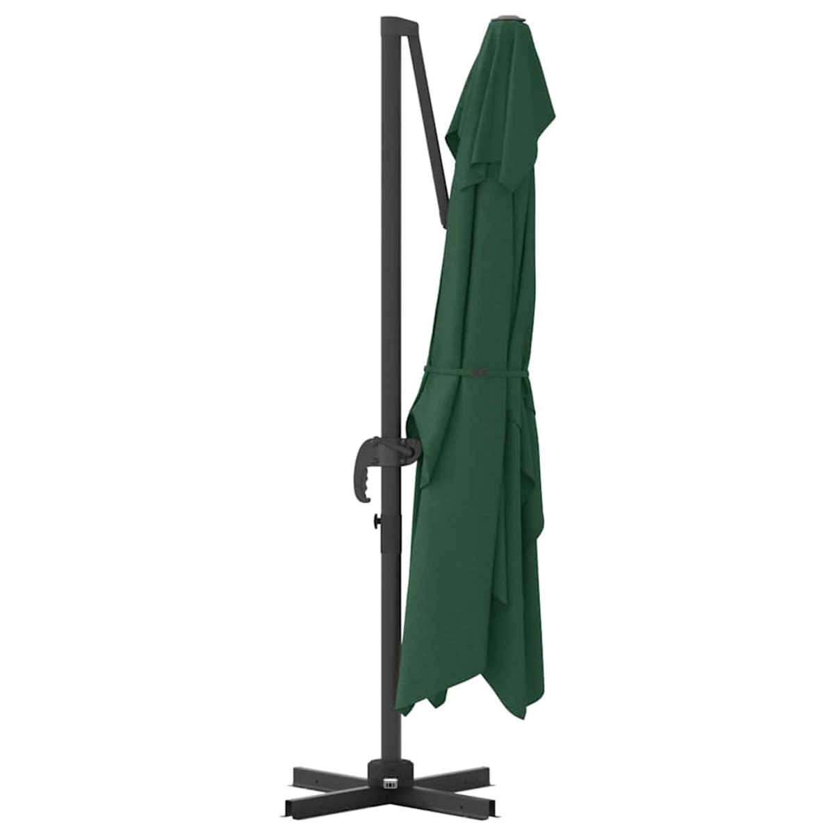 Un ombrellone verde, chiuso e legato, è su un supporto nero. Un palo nero lo sostiene. Lo sfondo è bianco.
