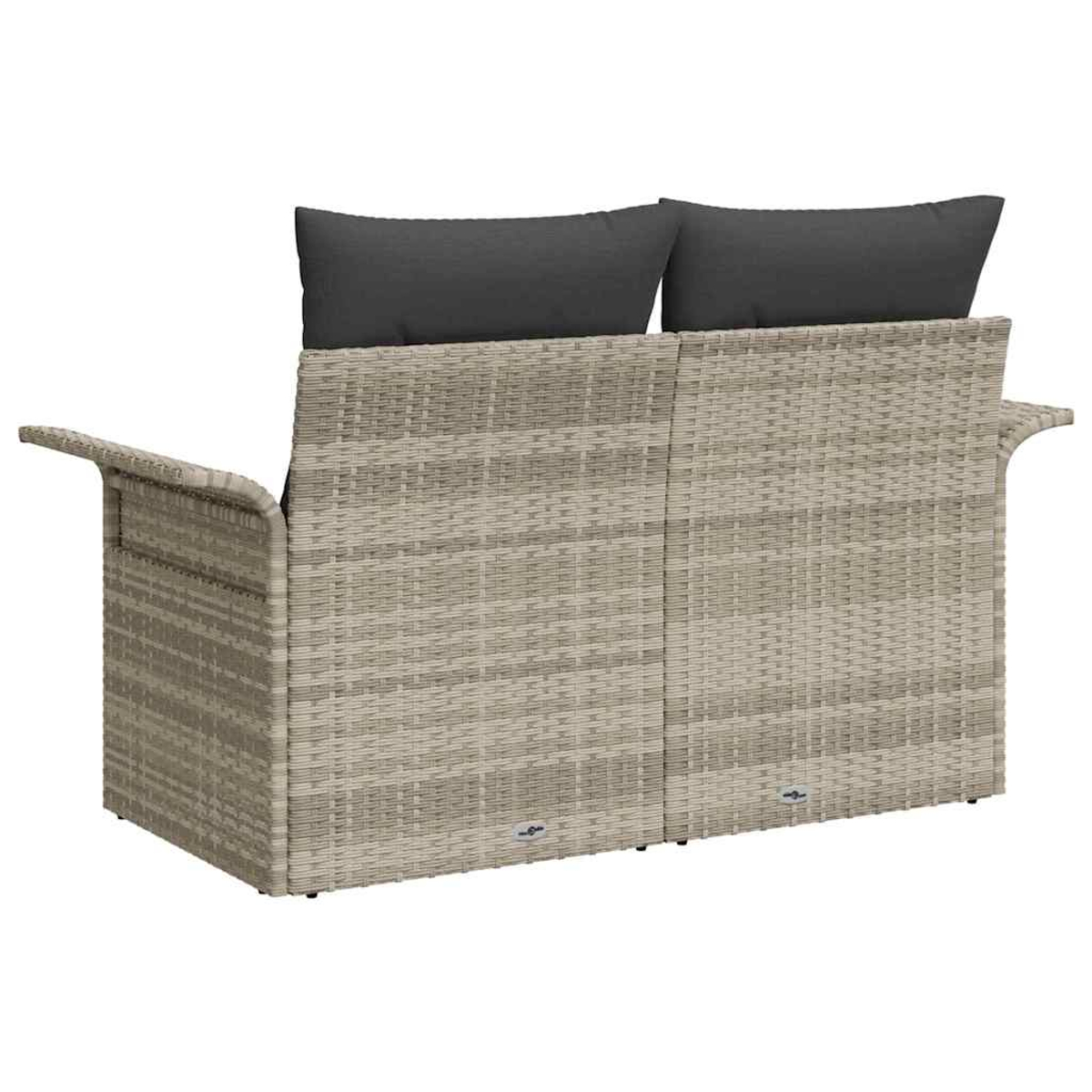Ein geflochtenes Outdoor-Sofa mit zwei grauen Kissen. Das Sofa hat eine hellbeige Farbe und Armlehnen. Der Hintergrund ist weiß.
