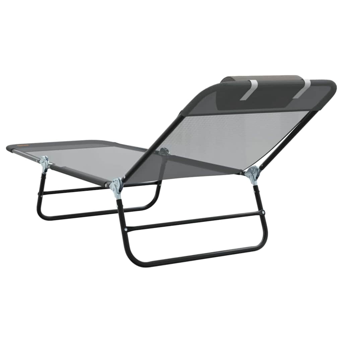 Eine graue und schwarze zusammenklappbare Chaiselongue ist nach oben rechts abgewinkelt. Es ist vor einem weißen Hintergrund.