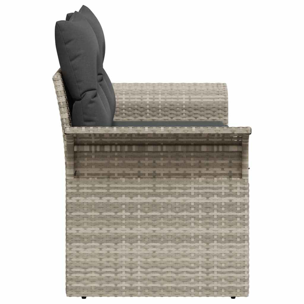Seitenansicht eines hellgrauen Korbmöbels mit zwei dunkelgrauen Kissen. Das Sofa hat Armlehnen und eine rechteckige Sitzfläche.