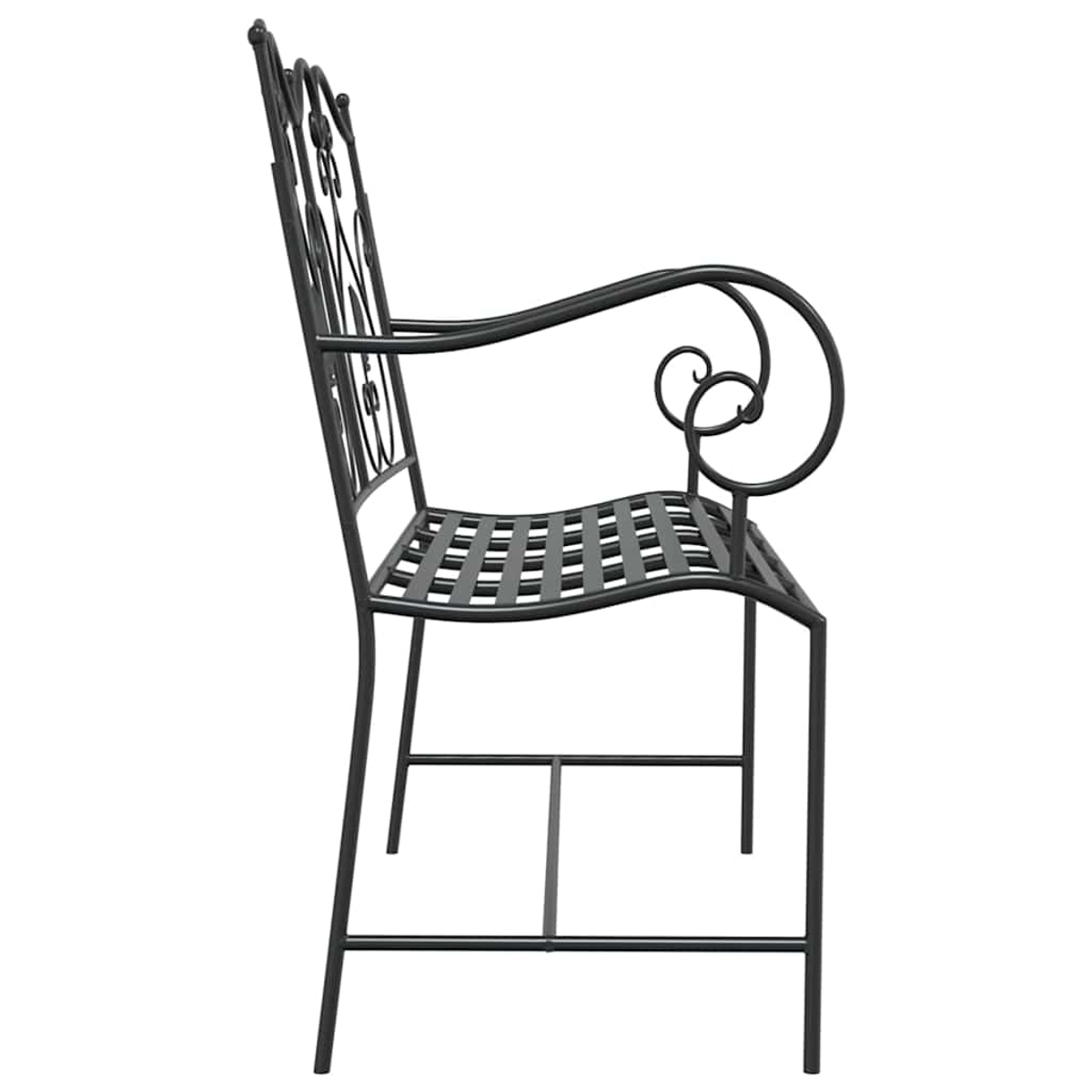 Banco de hierro forjado negro. Tiene un asiento y respaldo de rejilla, apoyabrazos con volutas y respaldo decorativo. El fondo es blanco.
