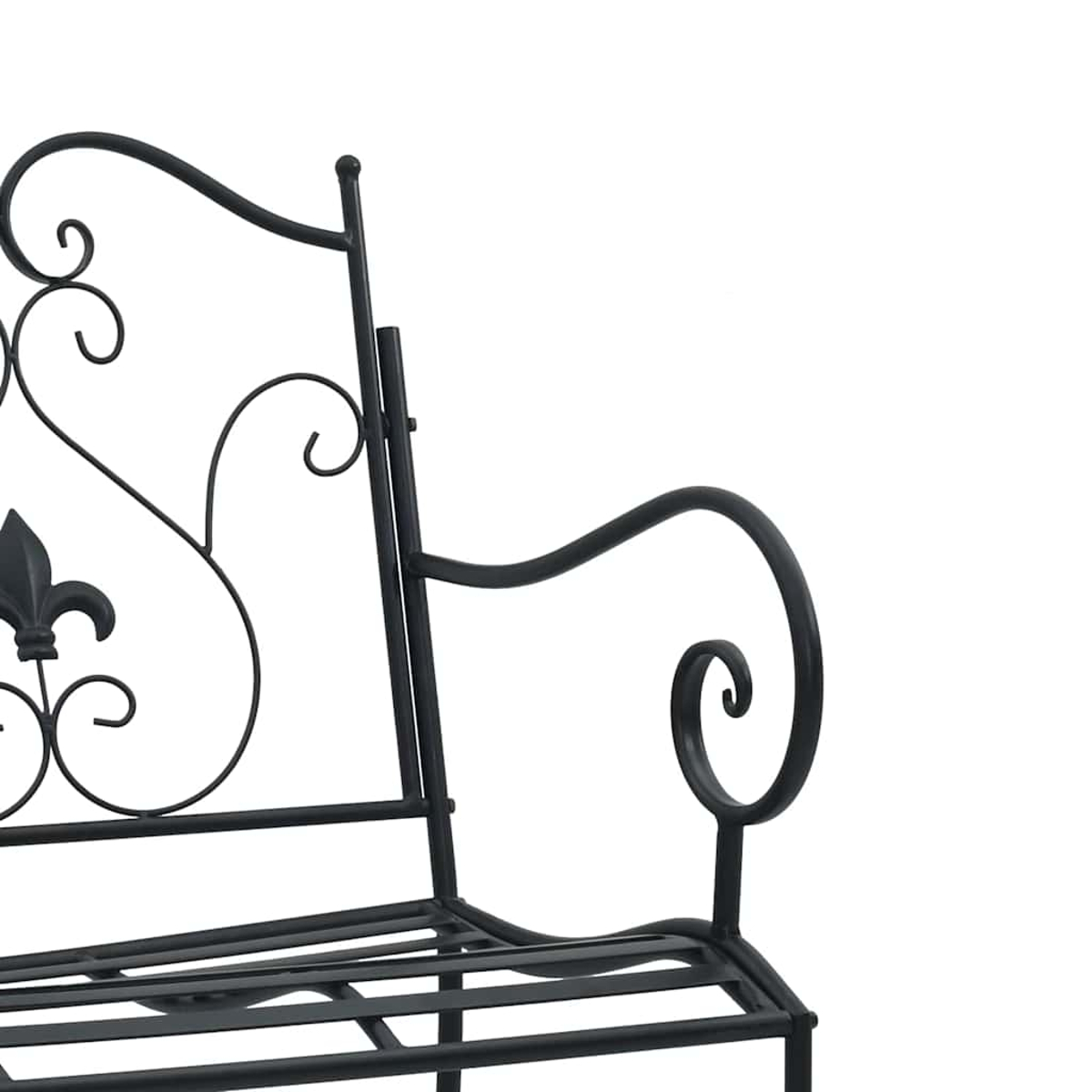 Primer plano de un banco decorativo de metal negro. Tiene reposabrazos en espiral, una flor de lis y un asiento enrejado. El fondo es blanco.