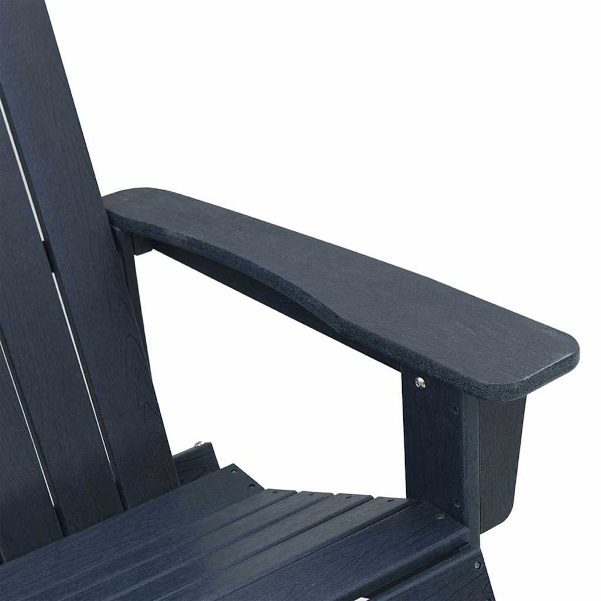 Nahaufnahme einer dunkelblauen Adirondack-Stuhllehne. Die Armlehne ist aus Holz mit sichtbarer Maserung. Weißer Hintergrund.