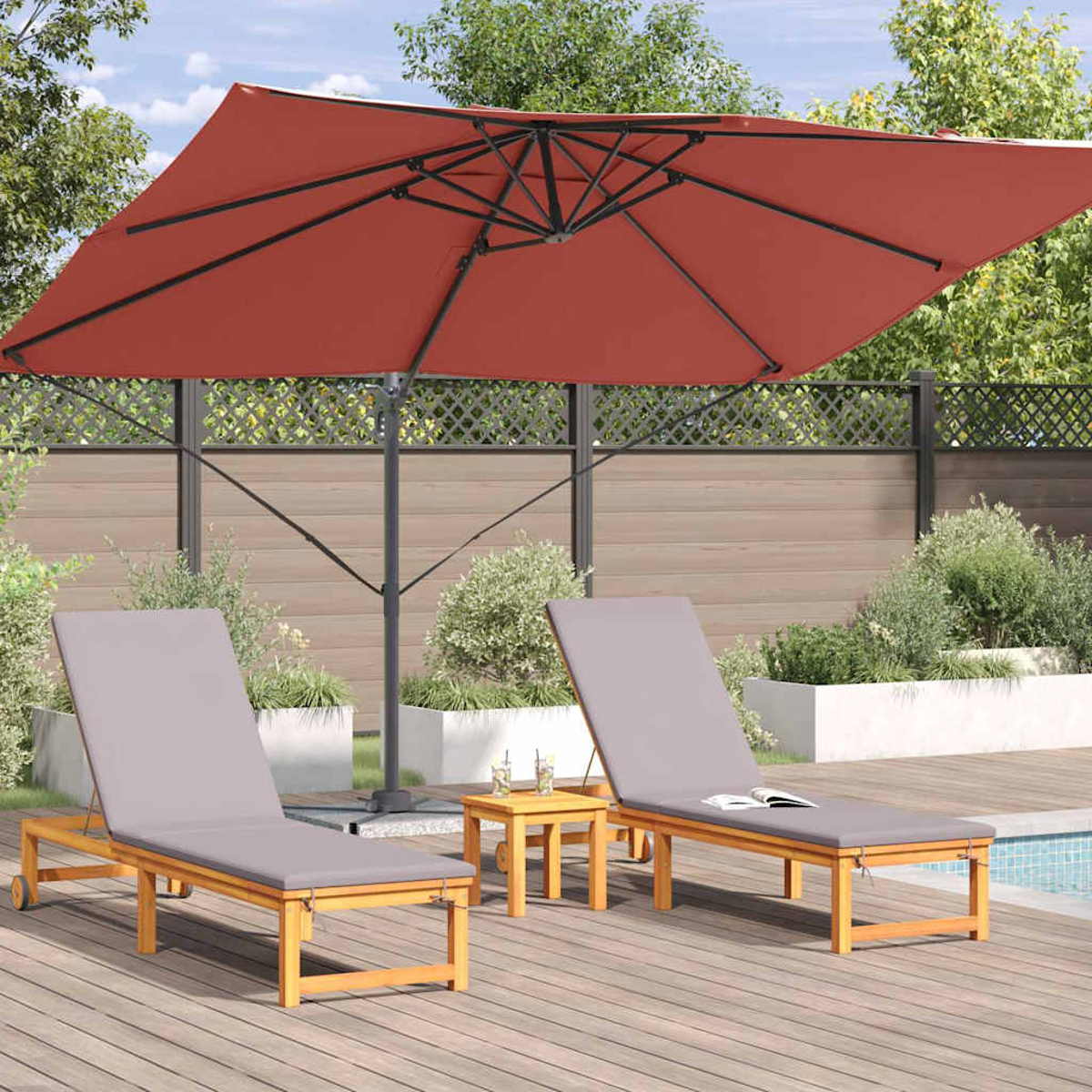 Due chaise longue grigie sotto un ombrellone rosso. Un tavolino tra loro e una piscina sullo sfondo.