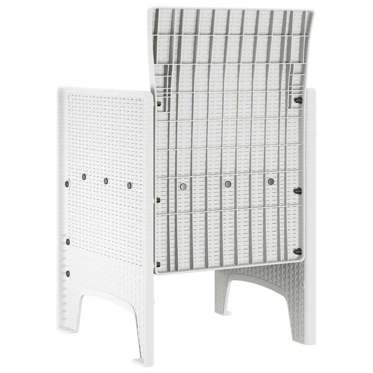 Ein weißer Plastikstuhl wird von hinten gezeigt. Der Stuhl hat eine Lattenlehne und einen perforierten Sitz. Es ist auf weißem Hintergrund.