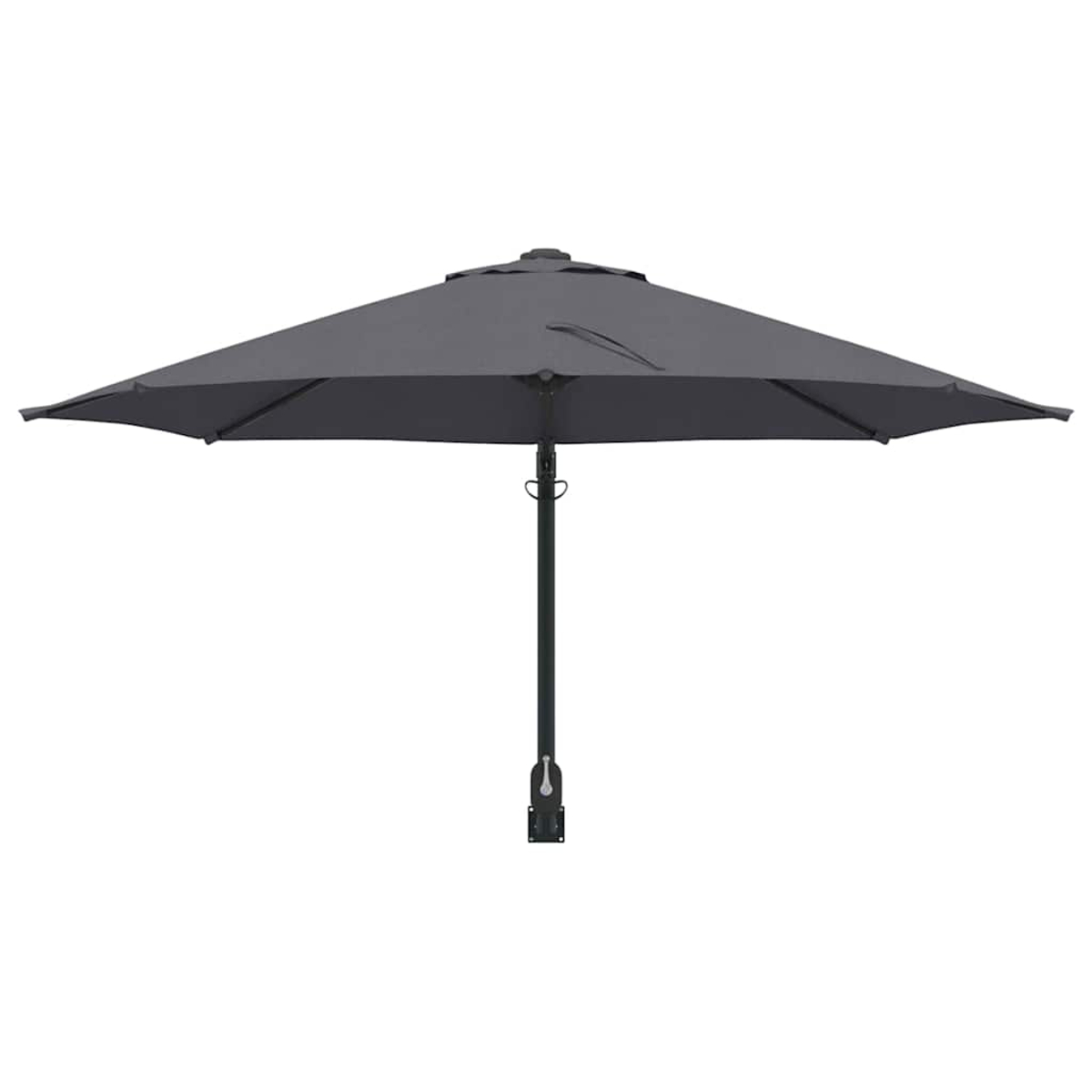 Un ombrellone da patio grigio scuro è centrato su uno sfondo bianco. L'ombrellone è aperto, con un lungo palo nero.