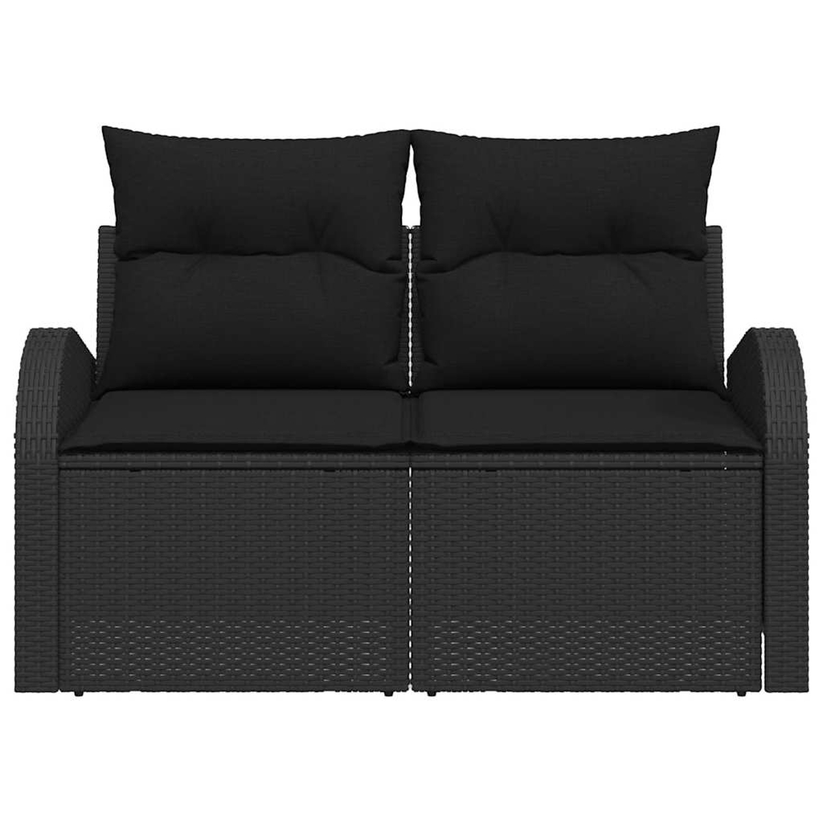 Schwarzes Zweisitzer-Sofa aus Korbgeflecht mit schwarzen Kissen. Zwei Rückenkissen und zwei Sitzkissen sind sichtbar.