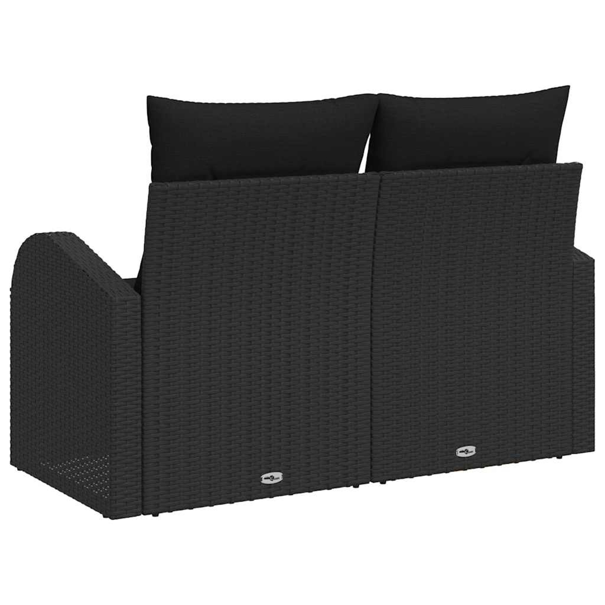 Schwarzes Korbmöbelsofa mit zwei schwarzen Kissen. Das Sofa hat eine abgerundete Armlehne links. Der Hintergrund ist weiß.