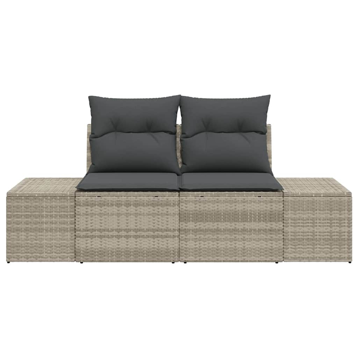 Ein hellbraunes gewebtes Outdoor-Sofa mit zwei grauen Kissen und Kissen. Es ist vor einem weißen Hintergrund.