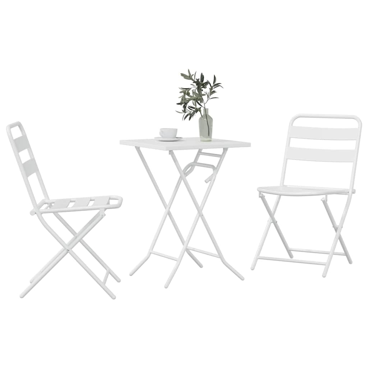 Ein weißer Klapptisch und zwei Stühle. Eine kleine Vase mit Blättern und eine Tasse mit Untertasse stehen auf dem Tisch. Weißer Hintergrund.