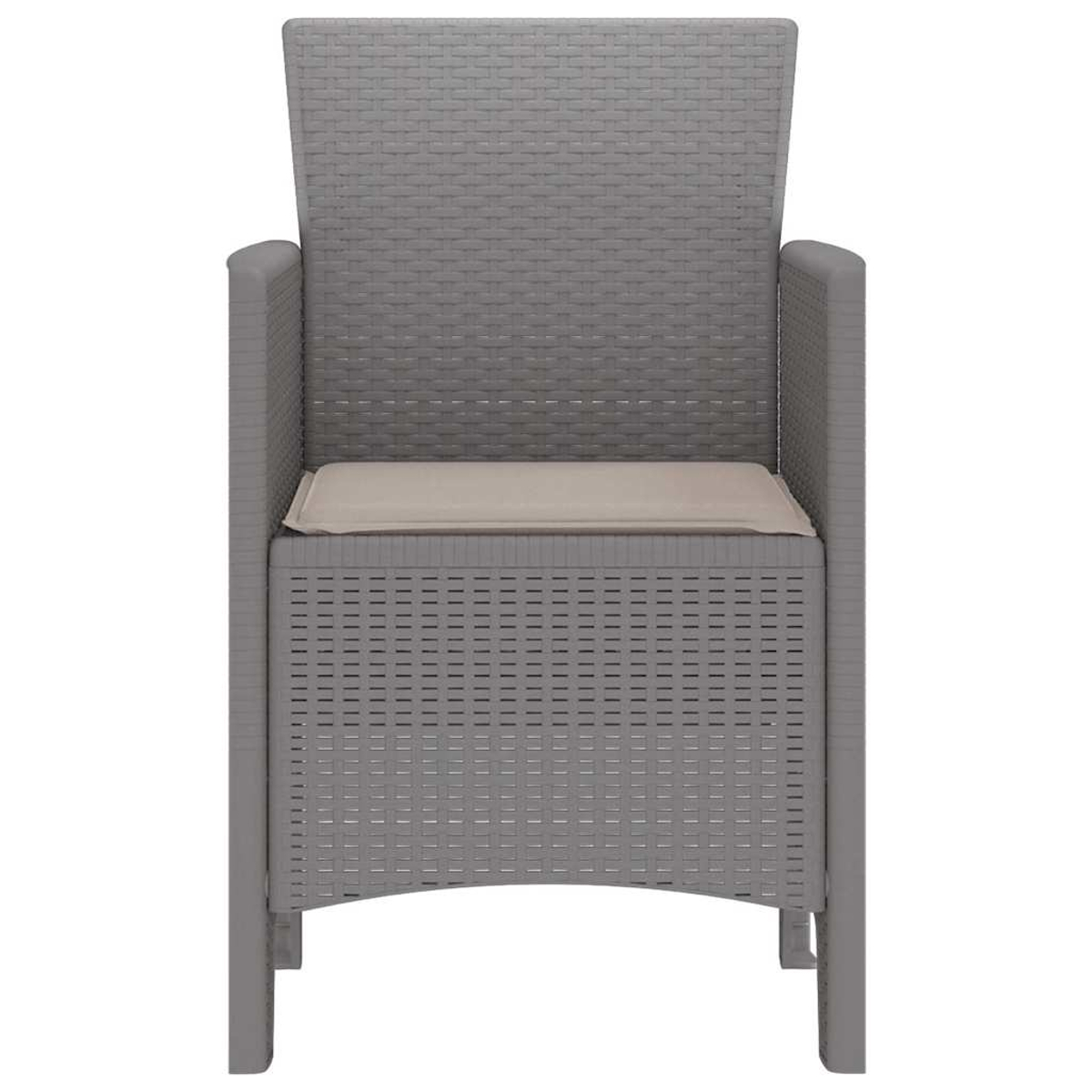 Una sedia grigia da esterno con un design intrecciato. Ha braccioli, schienale e un cuscino beige sul sedile.