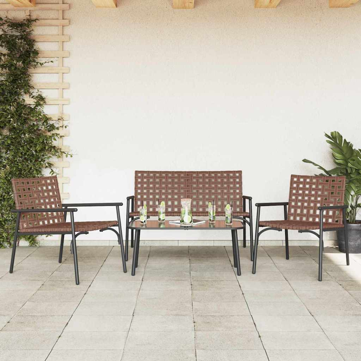 Gartenmöbel: eine Bank und zwei Stühle mit braunen Sitzflächen, Glastisch mit Getränken, auf einer gefliesten Terrasse. Grüne Pflanzen.