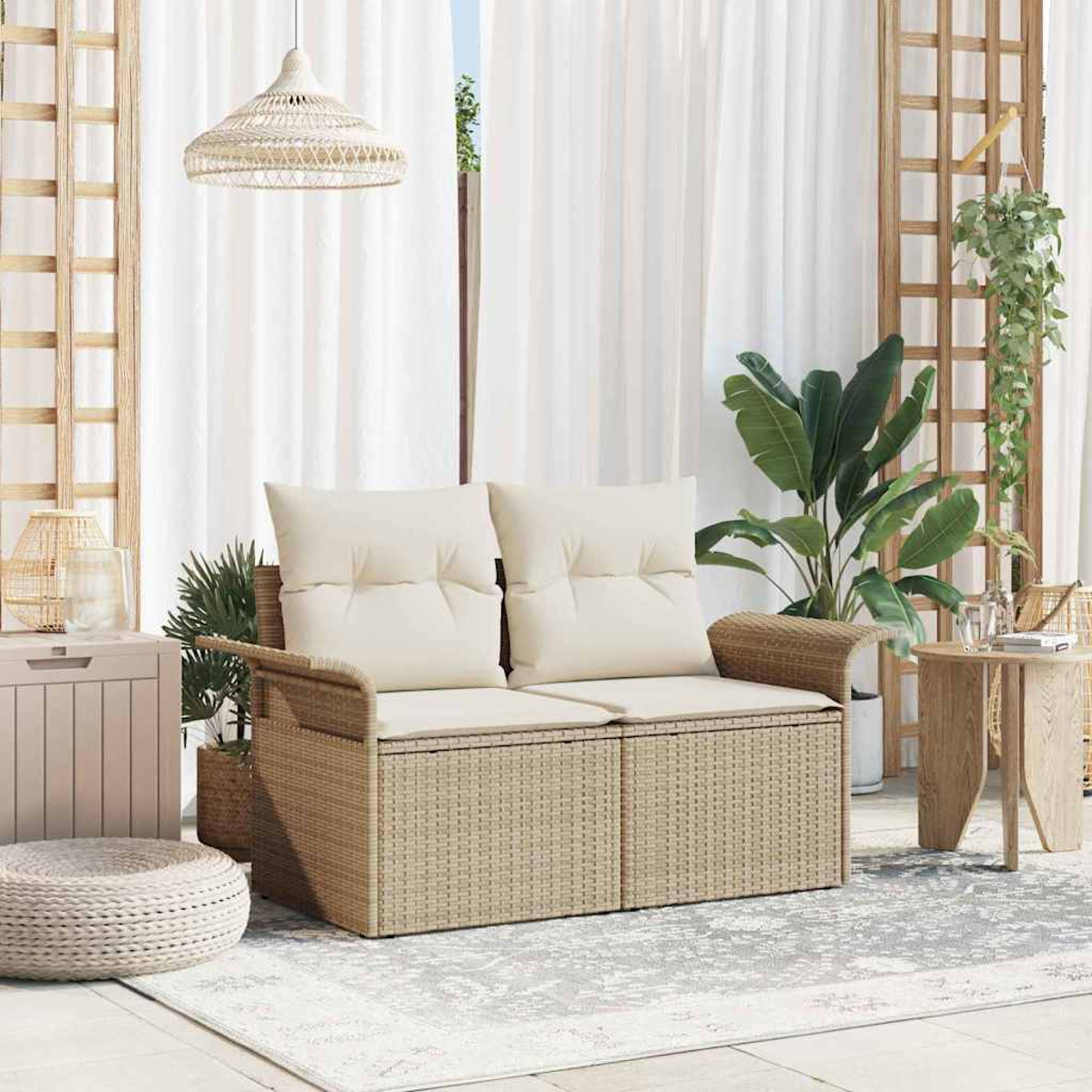 Ein Rattansofa mit cremefarbenen Kissen befindet sich in einer Außeneinstellung. Pflanzen, ein Teppich, ein Beistelltisch und eine Hängelampe sind ebenfalls sichtbar.