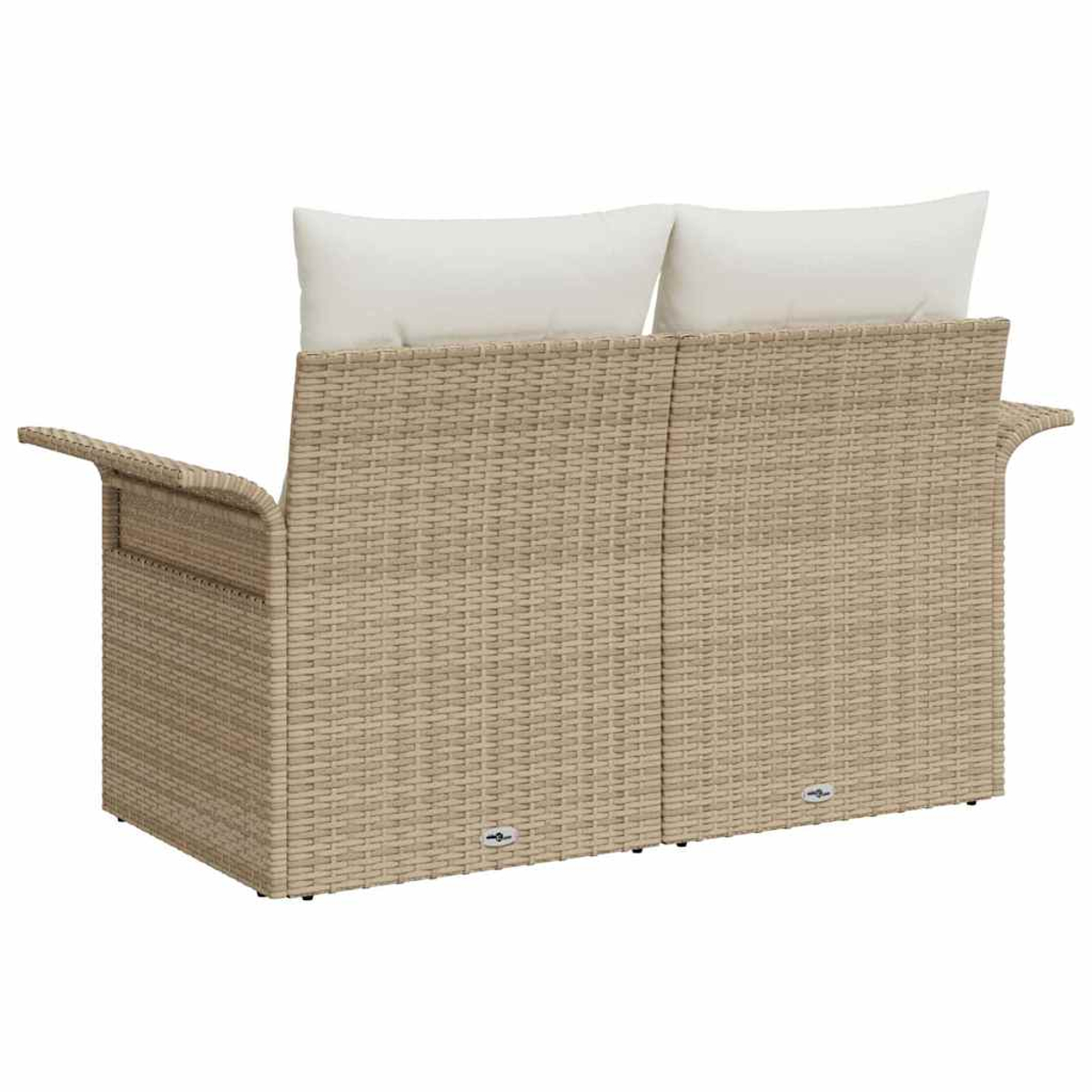 Ein Korbmöbelsofa mit zwei weißen Kissen steht vor einem weißen Hintergrund. Das Sofa ist beige, mit Armlehnen auf beiden Seiten.