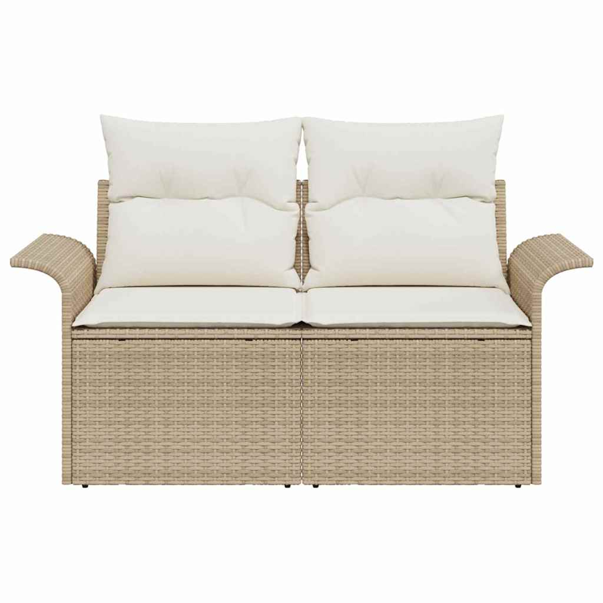 Ein beiges Korbmöbelsofa mit zwei Sitzen. Es hat weiße Kissen und Kissen. Der Hintergrund ist schlicht weiß.