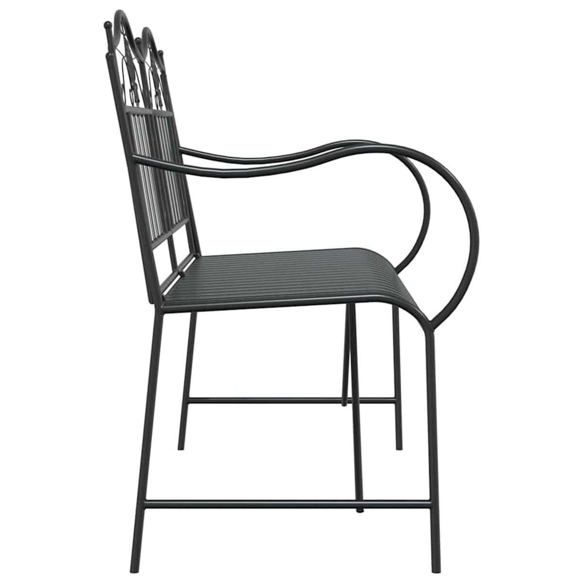 Eine schwarze Metallgartenbank. Sie hat eine Sitzfläche und eine Rückenlehne aus Latten, geschwungene Armlehnen und eine dekorative Oberseite.