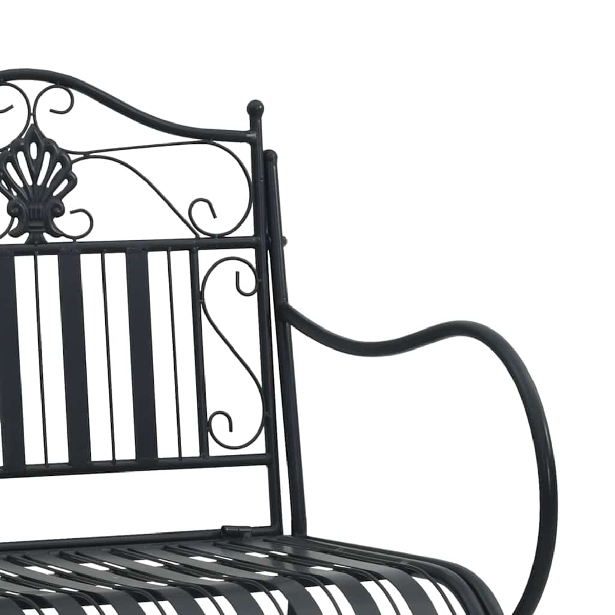 Nahaufnahme eines schwarzen Metallgartenstuhls. Der Stuhl hat kunstvolle Schnörkel, ein muschelartiges Detail und vertikale Lamellen.