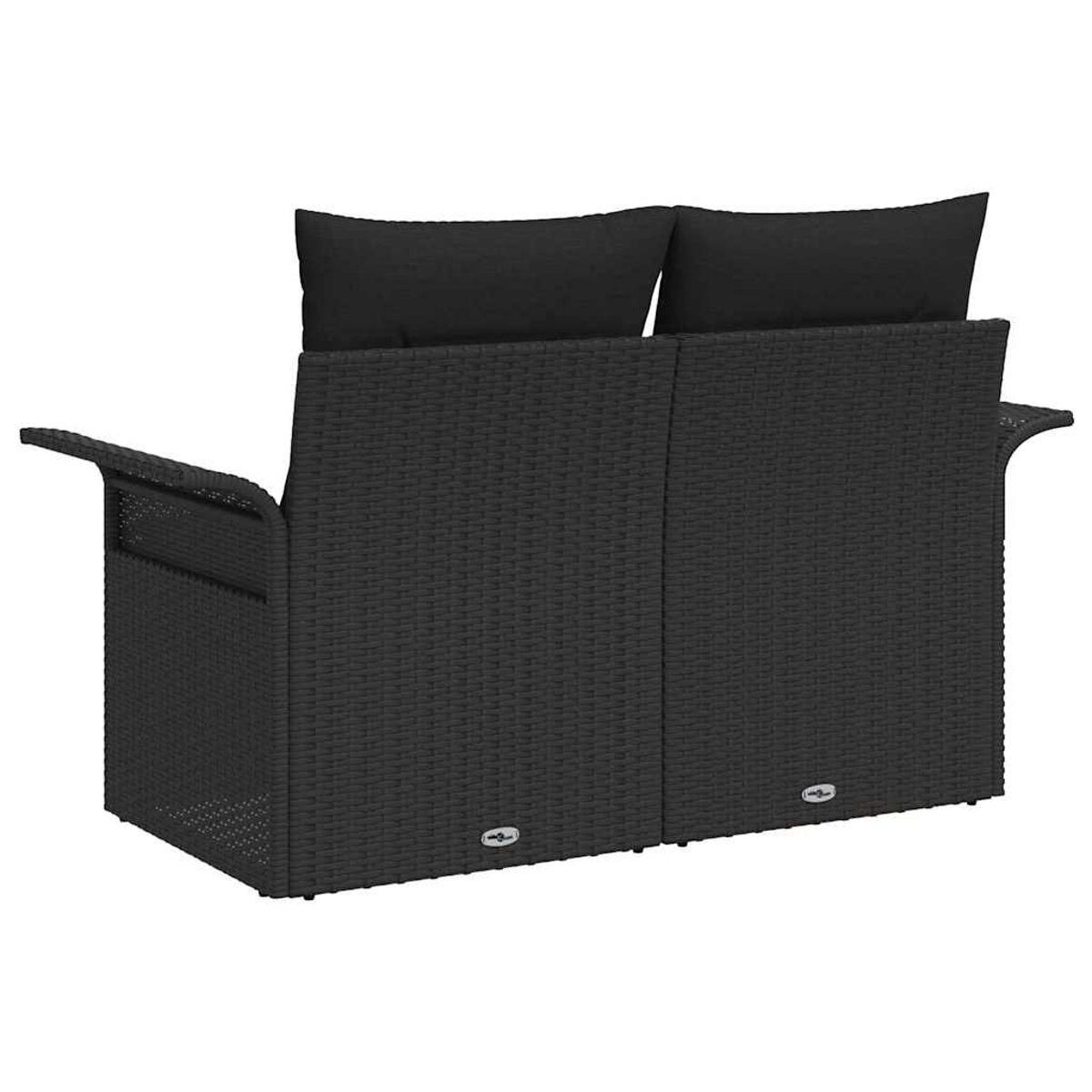 Ein schwarzes Korbliegesofa mit zwei schwarzen Kissen. Das Liegesofa hat Armlehnen und steht vor einem weißen Hintergrund.