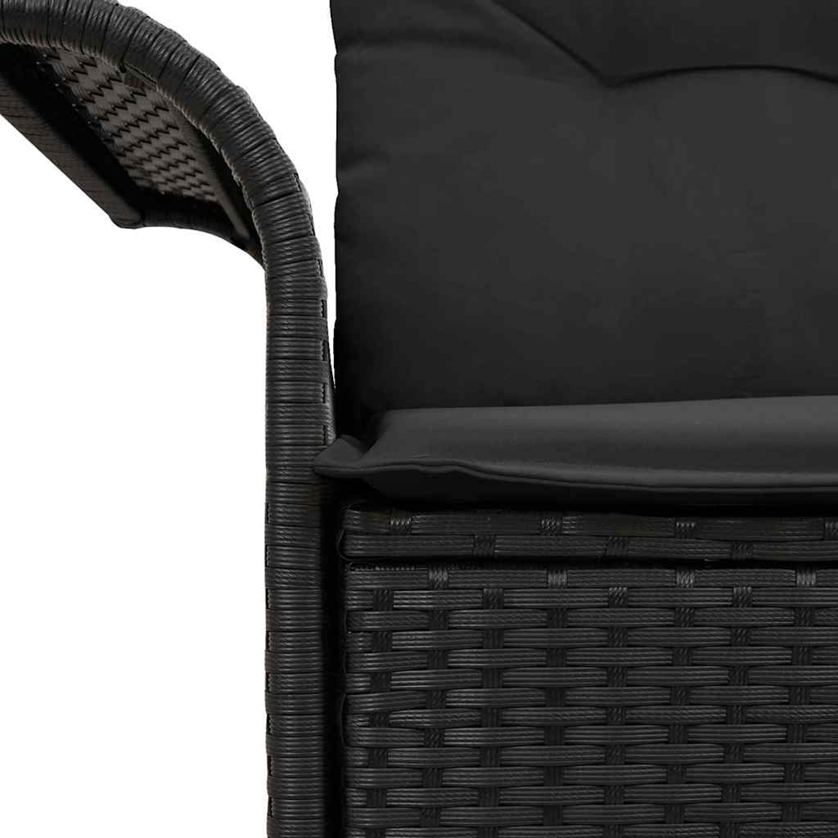 Nahaufnahme eines schwarzen Korbstuhls. Armlehne, Kissen und Sitz sind sichtbar. Der Stuhl hat ein Webmuster, und das Kissen ist schwarz.