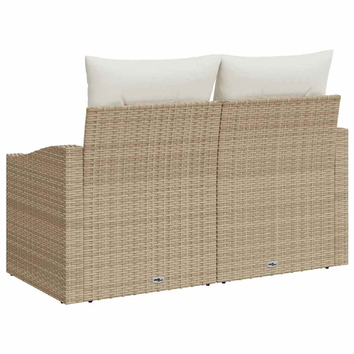 Un divano in vimini beige con due cuscini bianchi sullo schienale. Il divano è visto da dietro e ha una forma rettangolare.