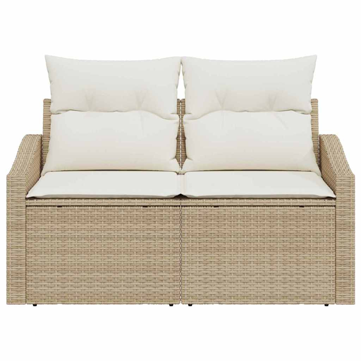 Un divano in vimini beige a due posti. Ha cuscini e cuscini bianchi. Lo sfondo è bianco.
