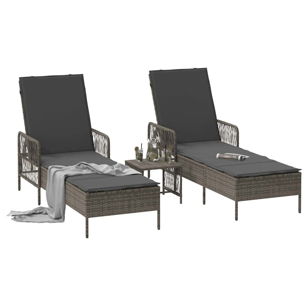 Zwei Rattan-Liegen mit dunkelgrauen Kissen und einem kleinen Tisch mit Getränken. Eine hat eine Fußstütze und eine Decke.