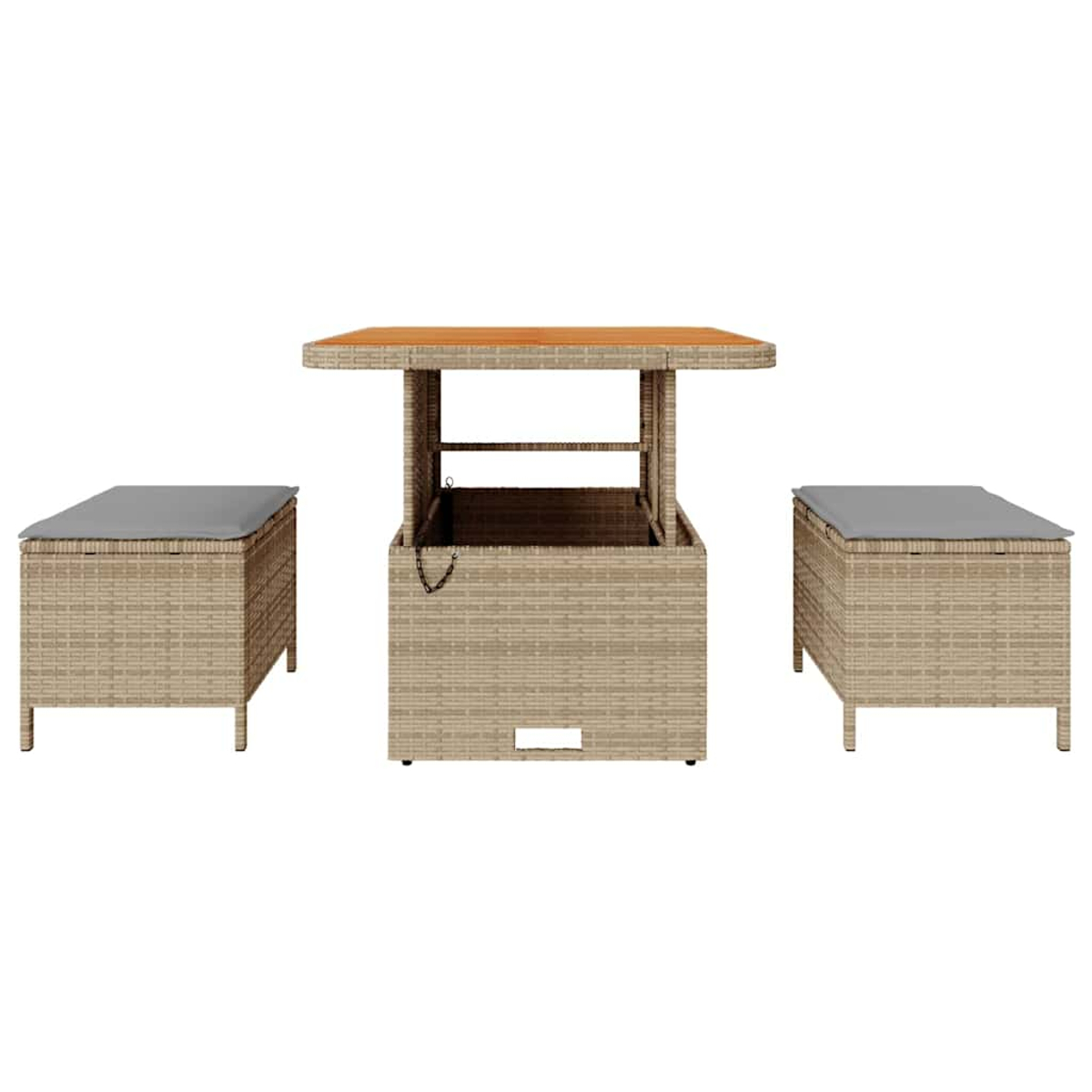 Ein hellbraunes Outdoor-Möbelset aus Korbgeflecht. Es umfasst einen Tisch mit Holzplatte und zwei Ottomanen mit grauen Kissen.