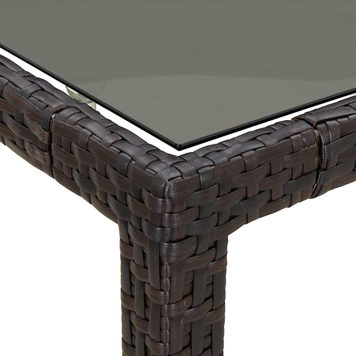 Nahaufnahme einer braunen Korbtischecke. Die Oberseite ist dunkles Glas, getragen von einem geflochtenen Korbrahmen. Weißer Hintergrund.