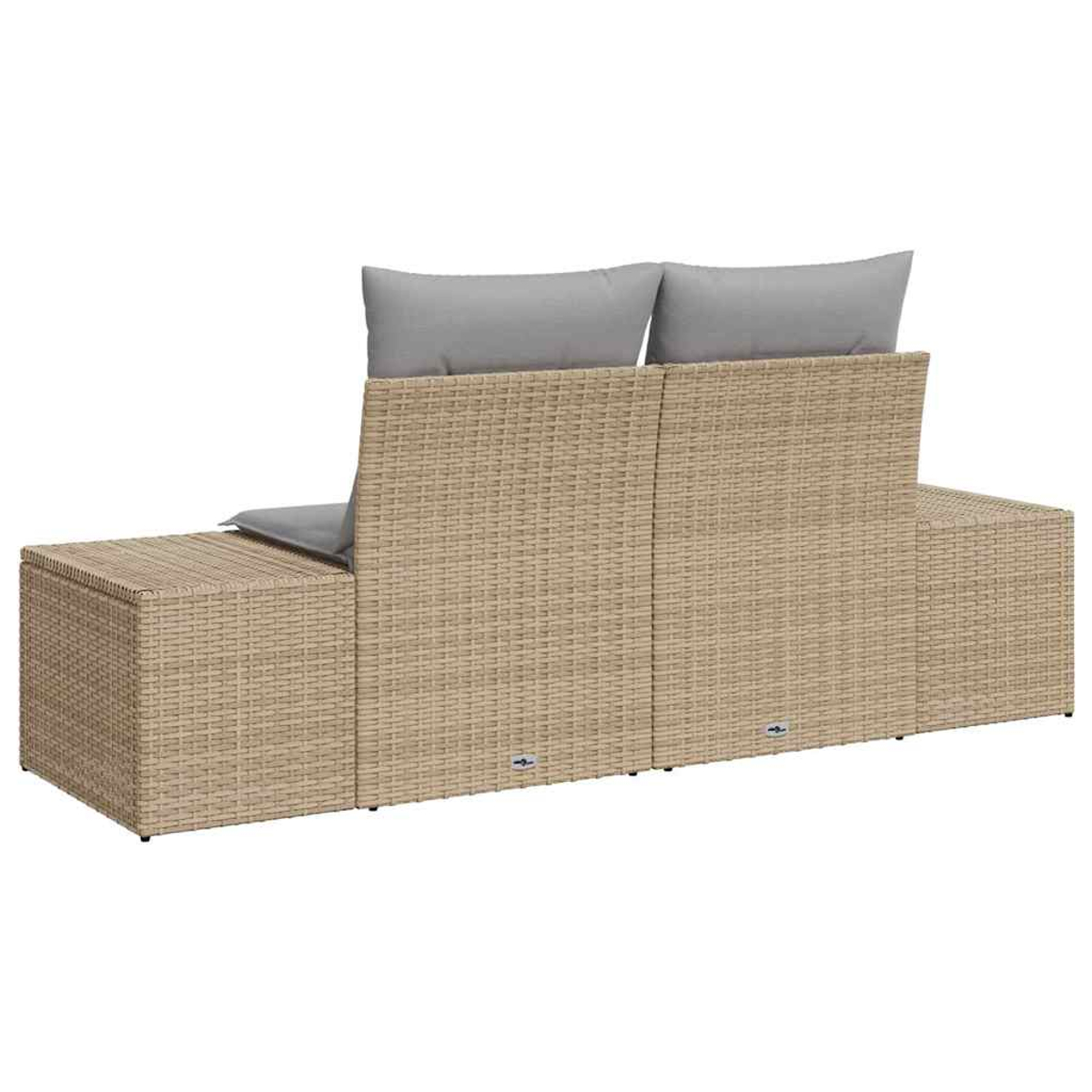 Wicker-Outdoor-Sofa mit grauen Kissen. Das Sofa ist hellbraun. Es hat eine Rückenlehne, zwei graue Kissen und eine Ottomane.
