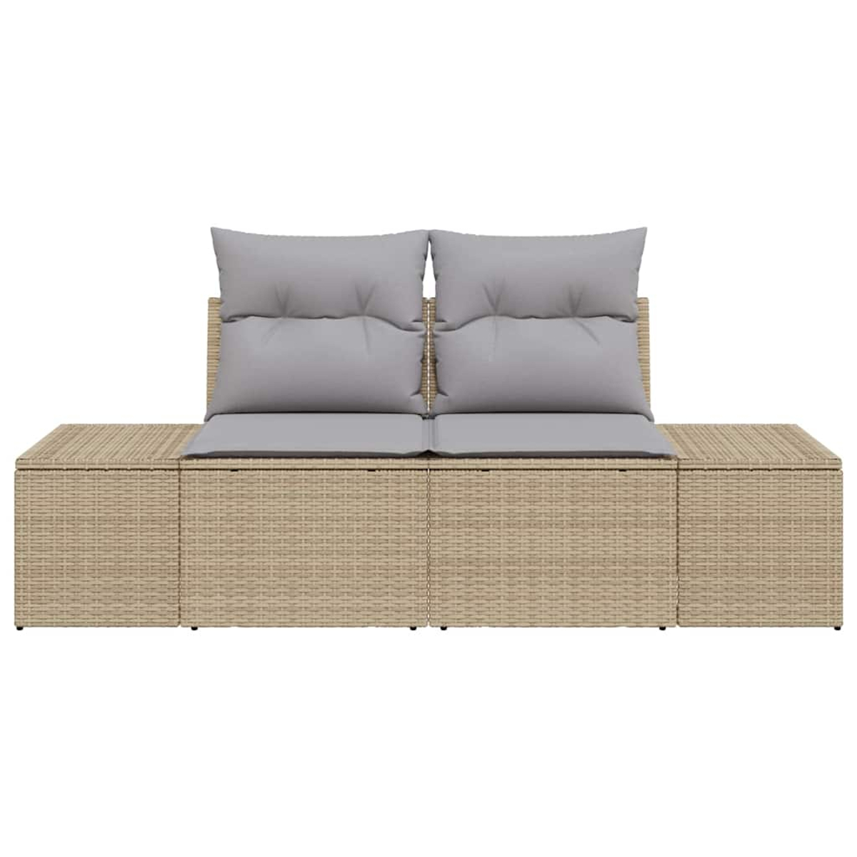 Ein beiges Korbmöbel mit grauen Kissen und Polstern. Das Sofa besteht aus mehreren rechteckigen Teilen.