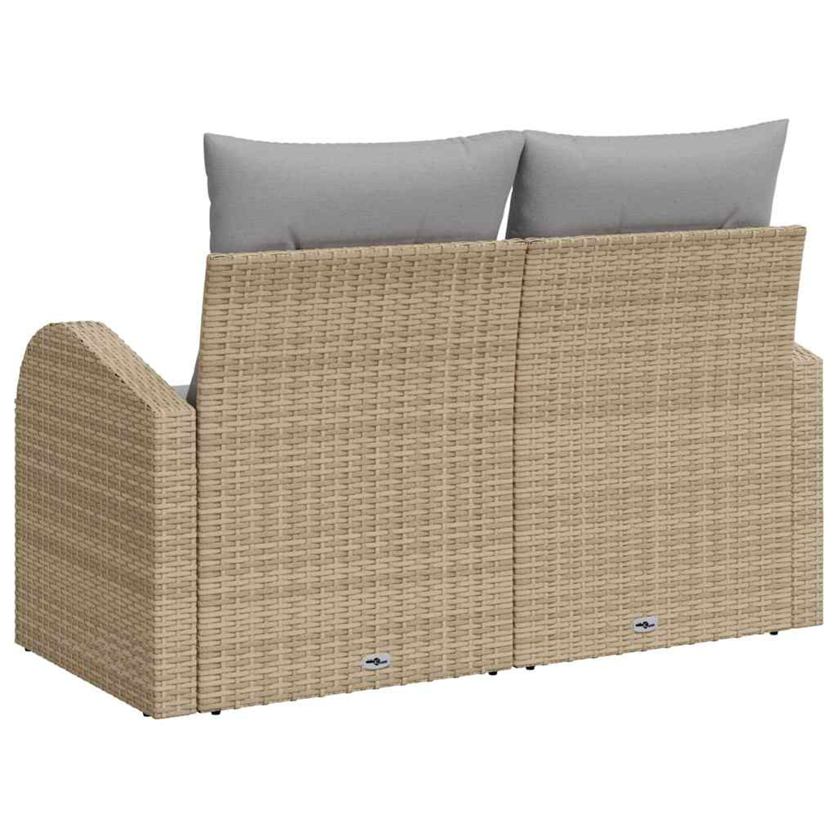 Ein hellbraunes Korbmöbelsofa mit zwei grauen Kissen. Die Sofarückseite ist hoch. Die Ansicht ist von hinten.