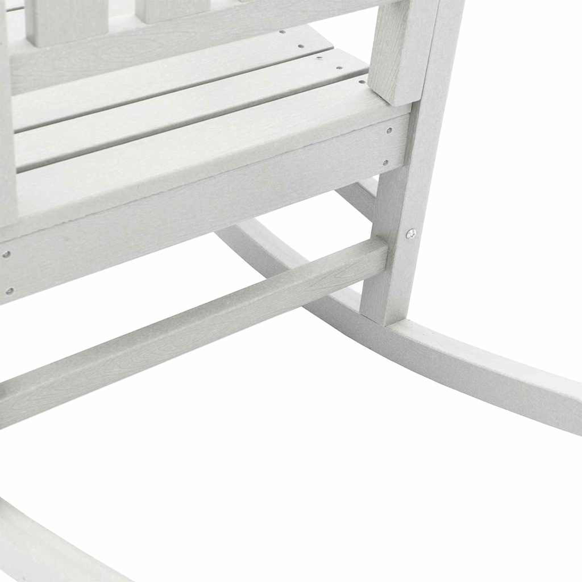 Nahaufnahme eines grauen Schaukelstuhls. Der Stuhl hat Holzlatten und -stützen. Der Hintergrund ist weiß.