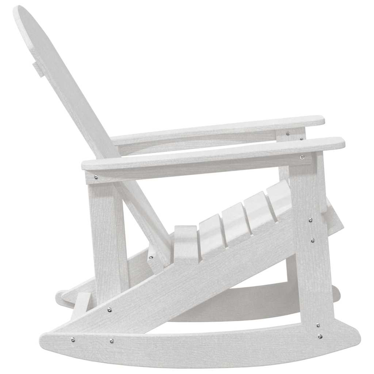 Ein weißer Adirondack-Schaukelstuhl. Der Stuhl hat eine hohe Rückenlehne, Armlehnen und eine Sitzfläche mit Lamellen. Er steht vor weißem Hintergrund.