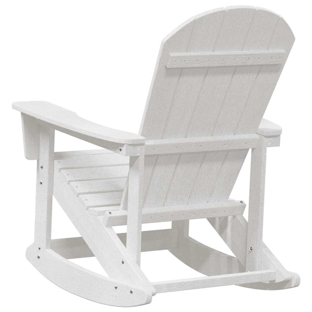 Ein weißer Adirondack-Schaukelstuhl, von hinten gesehen. Der Stuhl hat eine Lattenlehne und -sitz, mit gebogenen Schaukeln und Armlehnen.