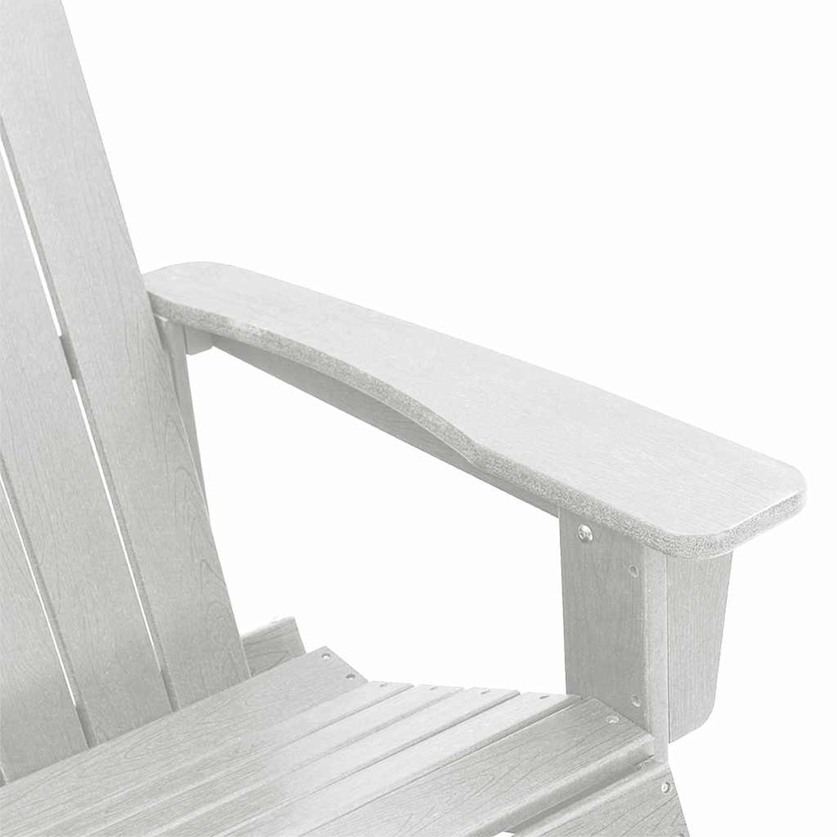 Nahaufnahme einer weißen Adirondack-Stuhllehne. Armlehne und Stuhl sind aus Holz. Isoliert auf weißem Hintergrund.