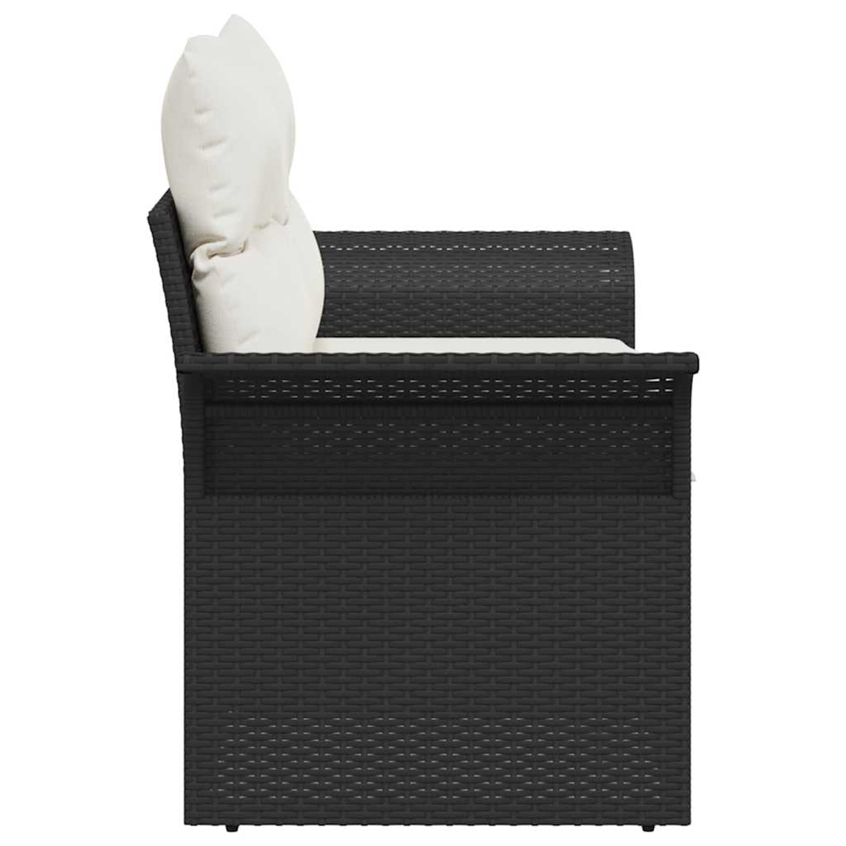Schwarzer Korbstuhl mit weißem Kissen und Kissen. Seitenansicht, vor weißem Hintergrund, zeigt Details des Gewebes.