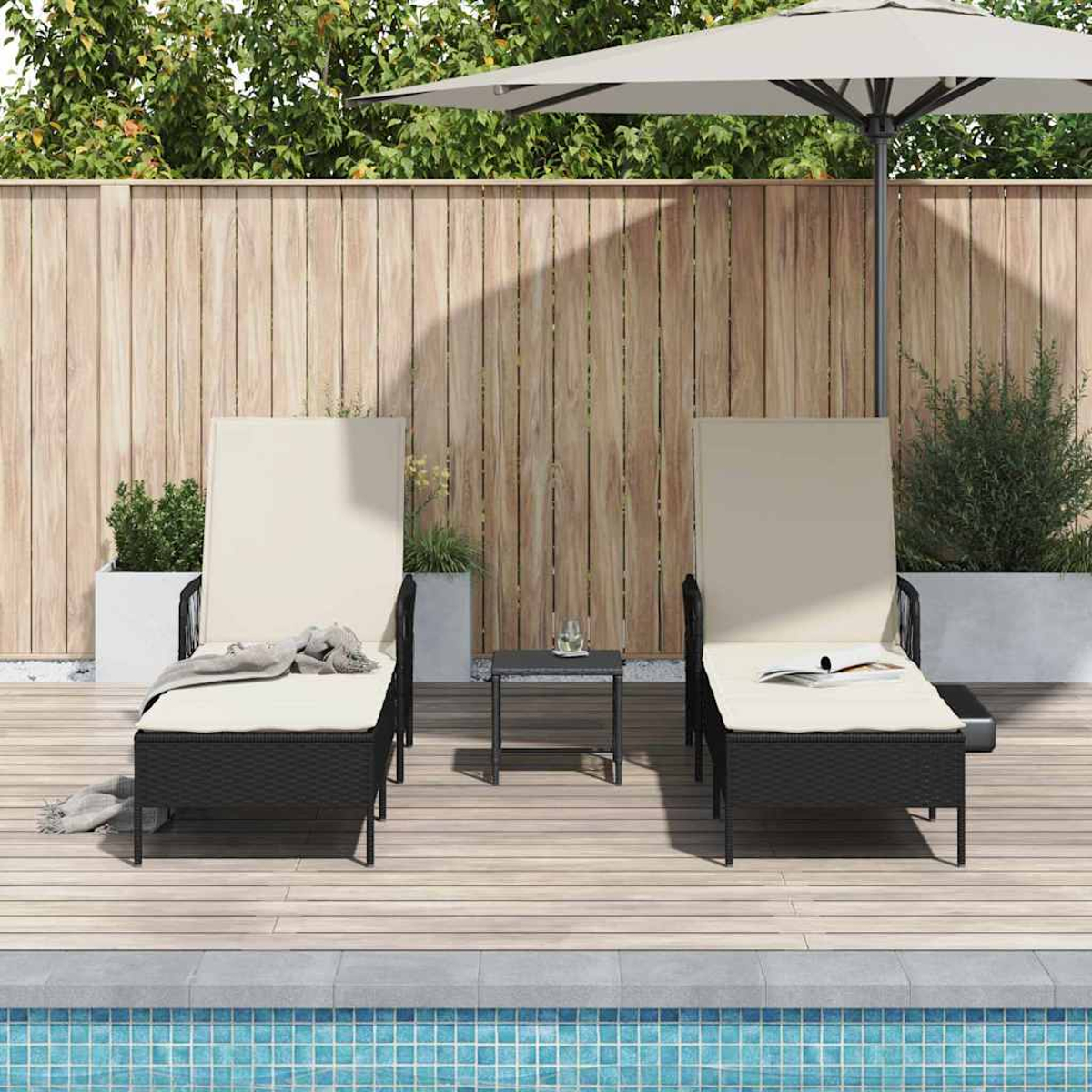 Zwei schwarze Korbliegen mit beigen Kissen, ein kleiner Tisch und ein geschlossener Sonnenschirm an einem Pool. Holzzaun im Hintergrund.