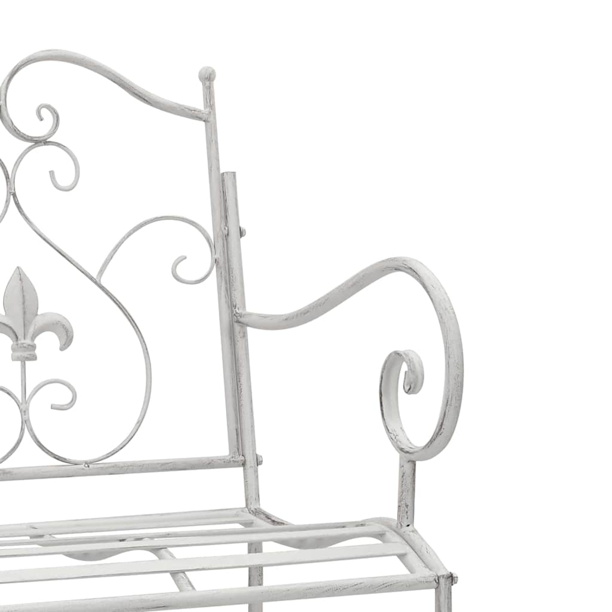 Nahaufnahme einer weißen Metallgartenbank. Die Rückenlehne hat ein Fleur-de-Lis-Design. Die Armlehne hat eine dekorative Spirale.